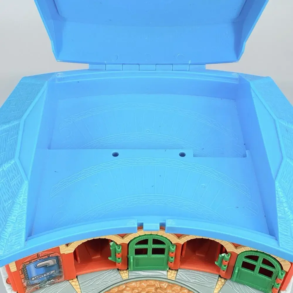 Learning Curve 2002 Thomas Tank Train Engine Station Round House Take Along +